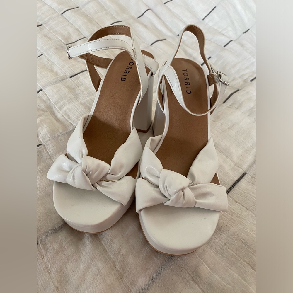 Torrid White Platform Knot Heel Size 8.5